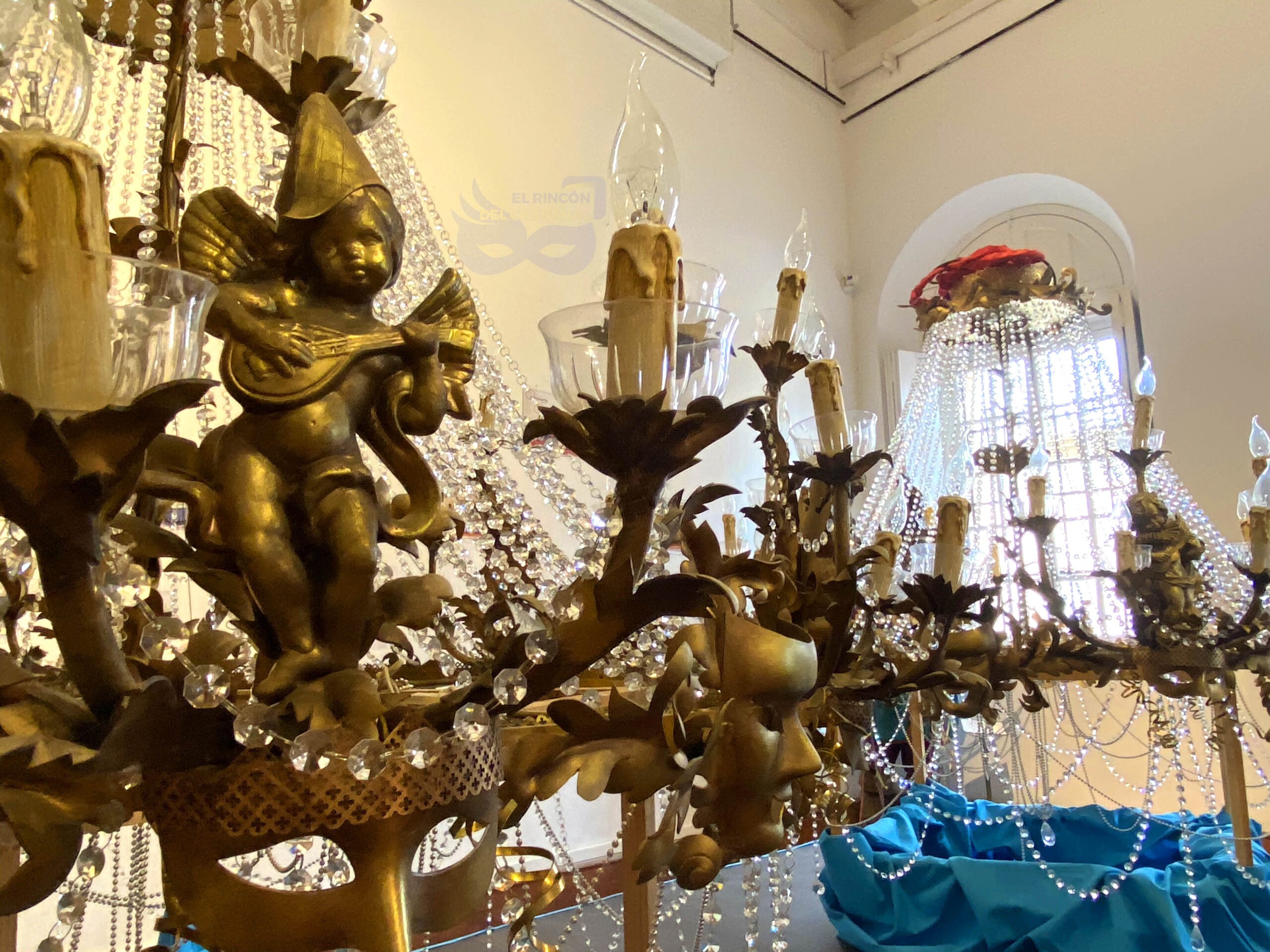 La Chusma Selecta, 2020. Comparsa de Antonio Martínez Ares. Detalle del candelabro.2